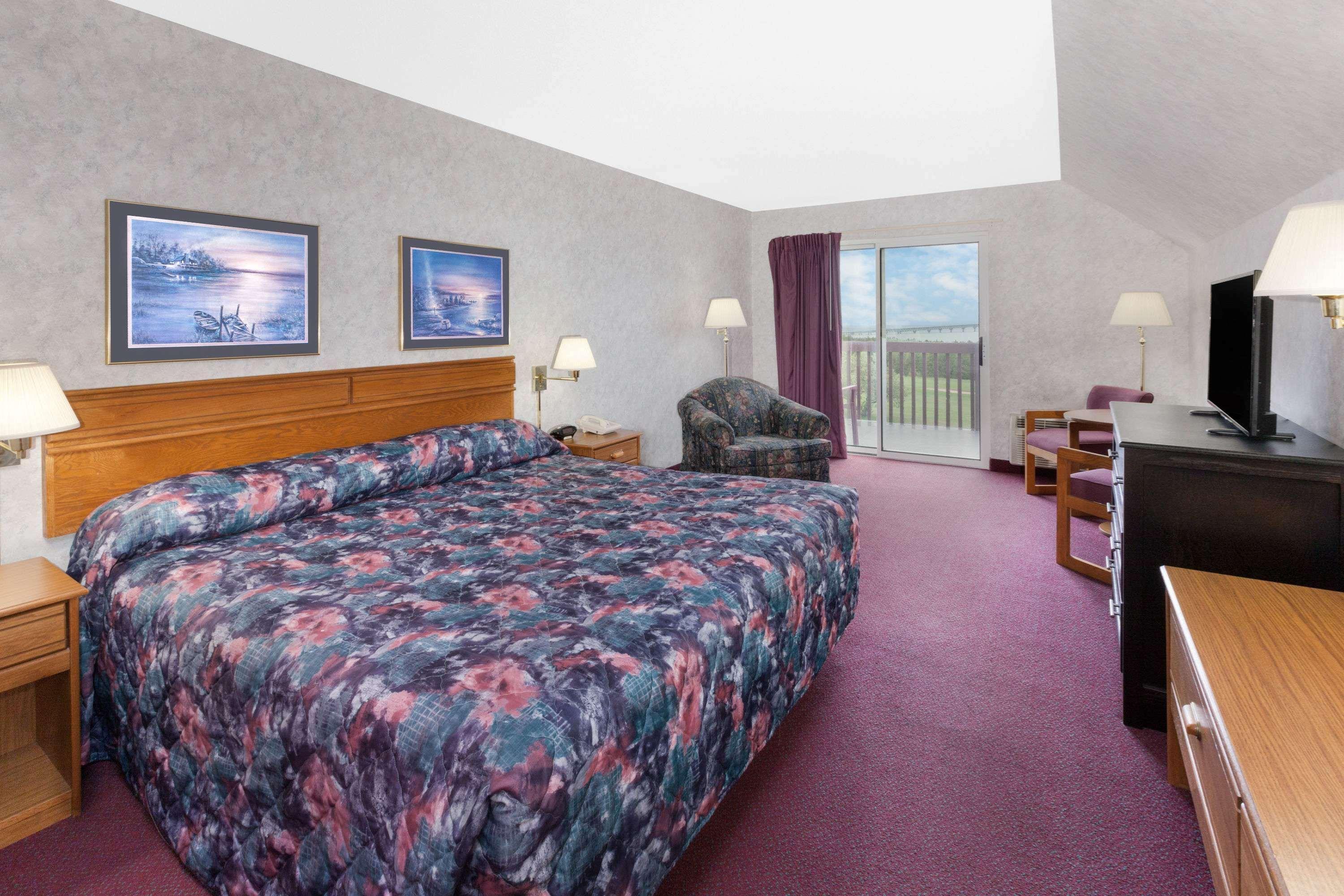 Отель Super 8 By Wyndham St. Ignace Экстерьер фото