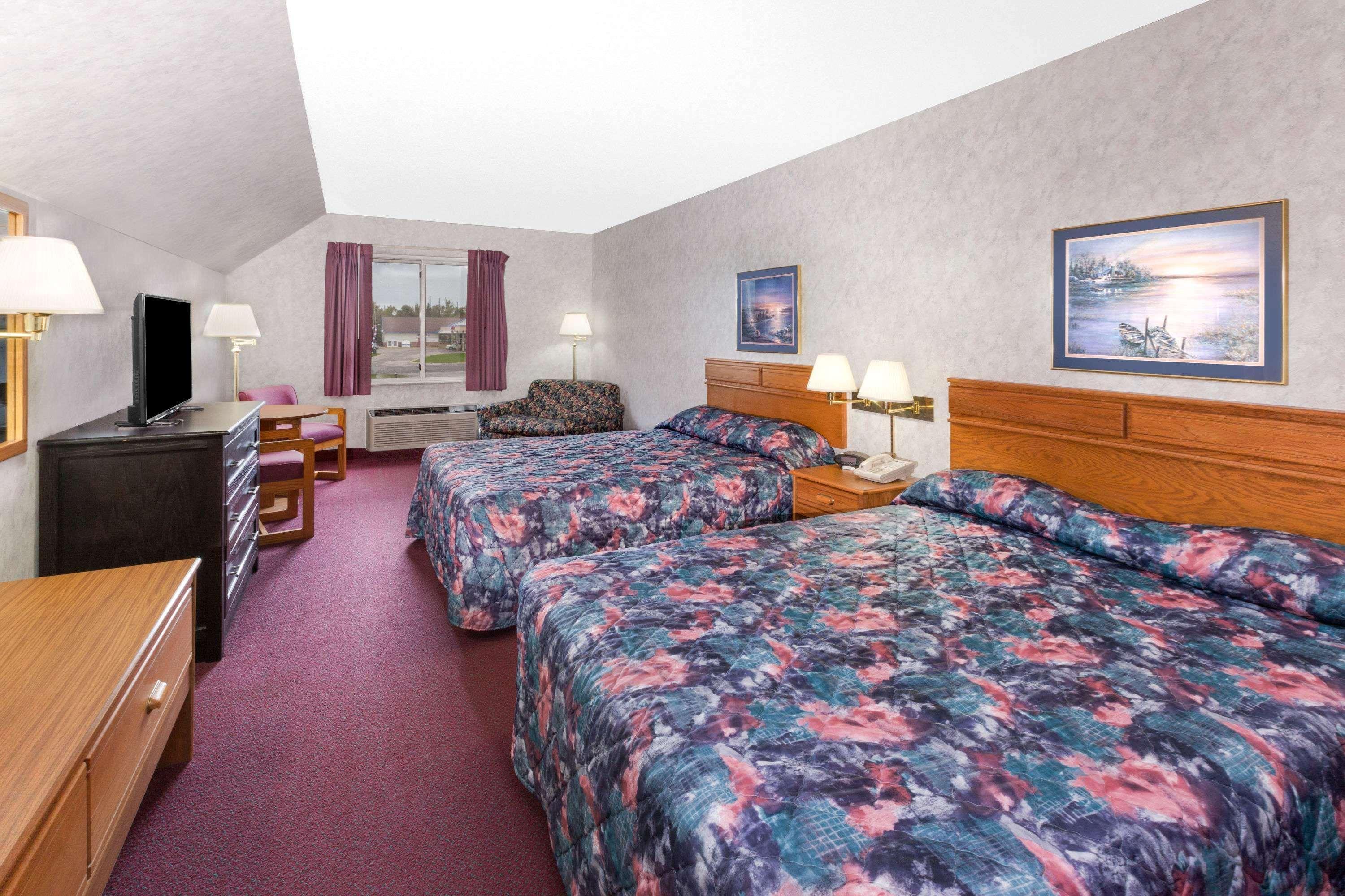 Отель Super 8 By Wyndham St. Ignace Экстерьер фото